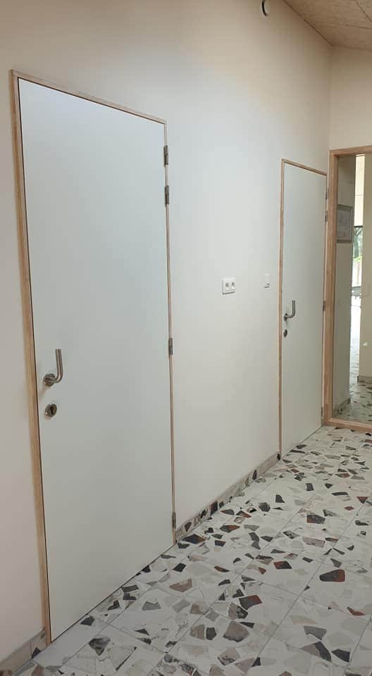 Binnendeuren en kaders kinderdagverblijf Veltem-Beisem - Vrago Interieur