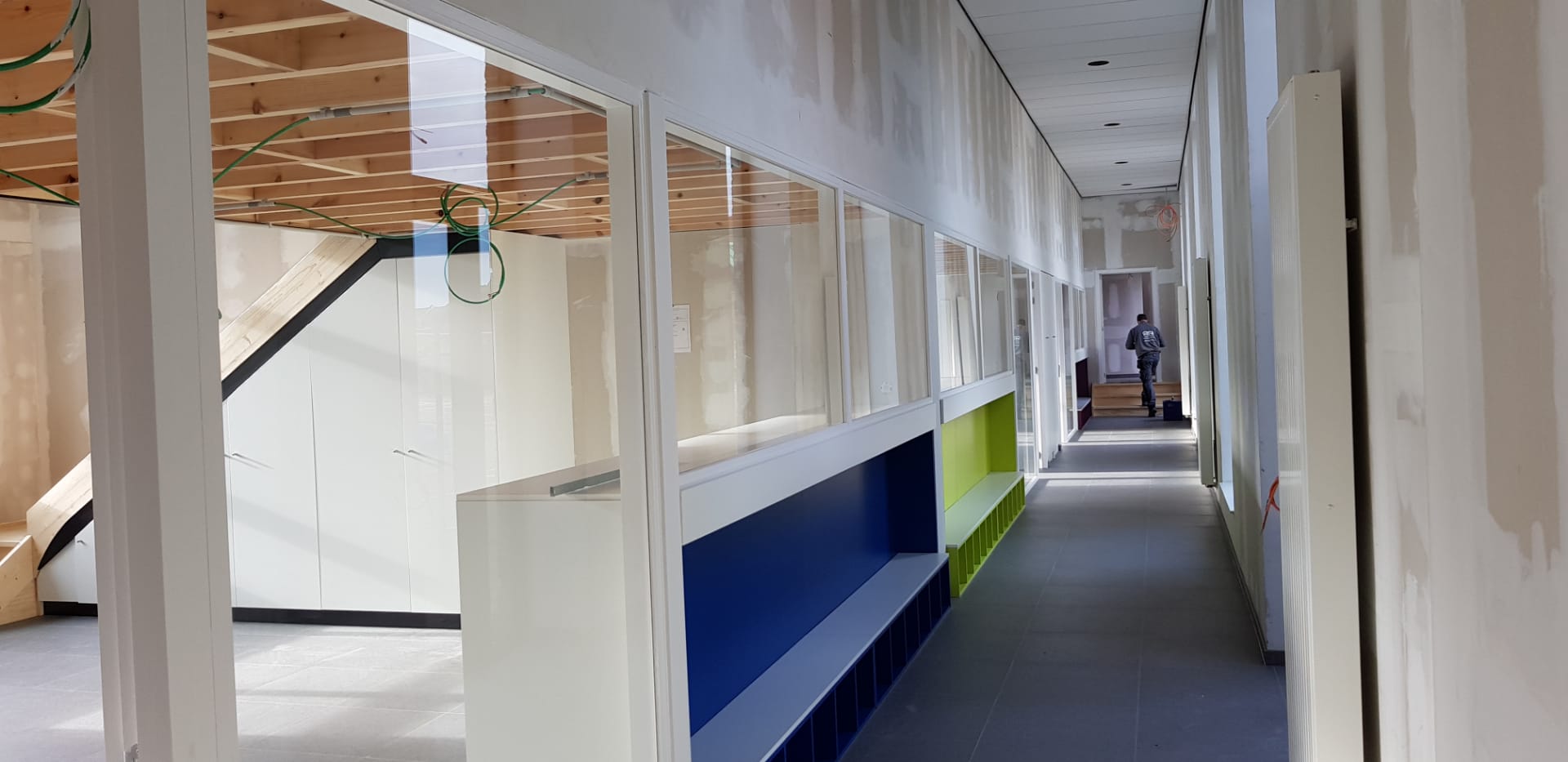 Binnendeuren, trappen, tussenvloeren en meubilair kleuterschool Waanrode - Vrago Interieur