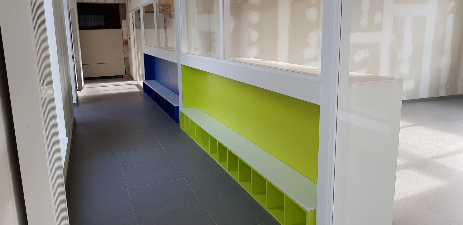 Binnendeuren, trappen, tussenvloeren en meubilair kleuterschool Waanrode - Vrago Interieur