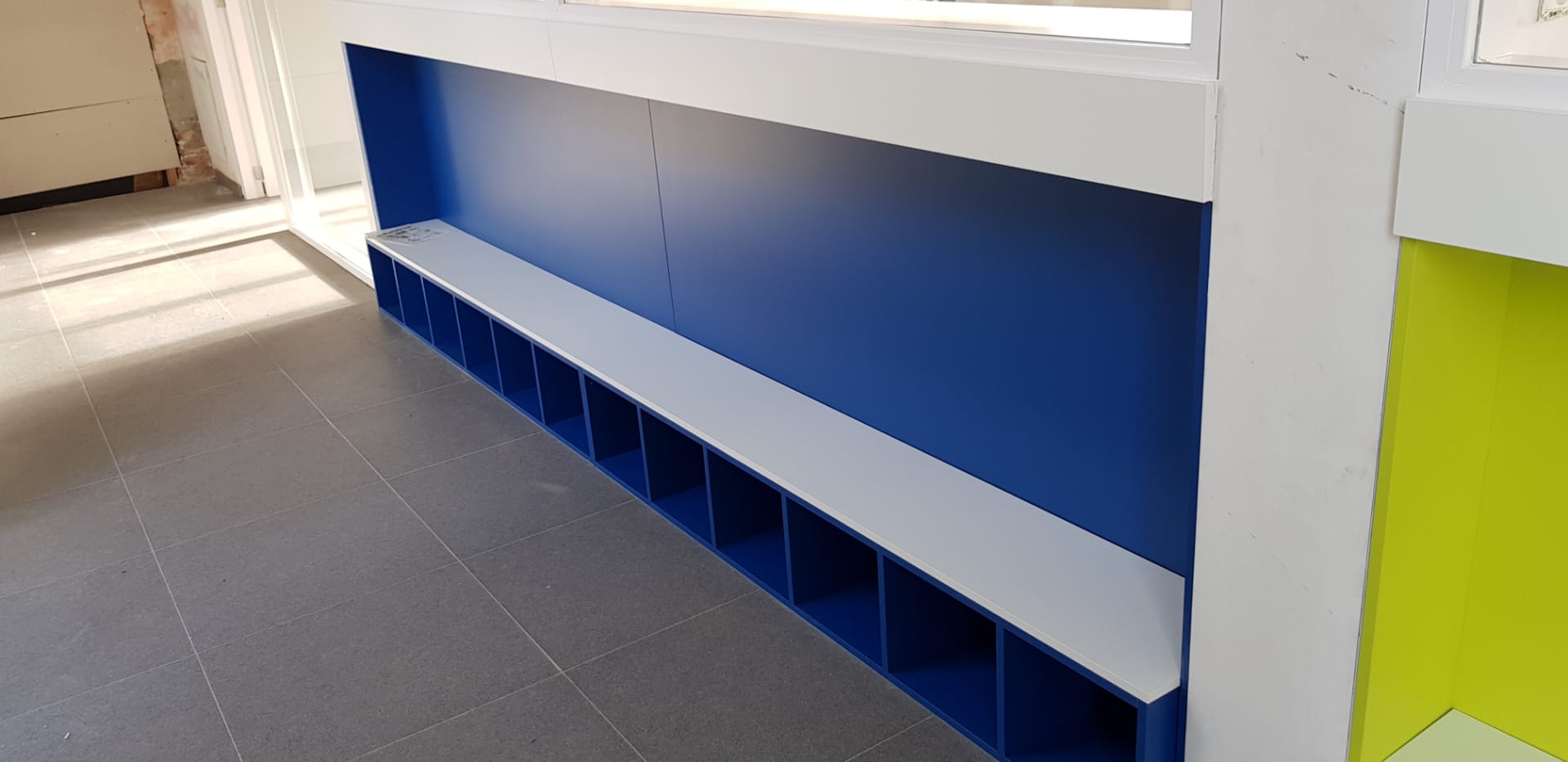 Binnendeuren, trappen, tussenvloeren en meubilair kleuterschool Waanrode - Vrago Interieur