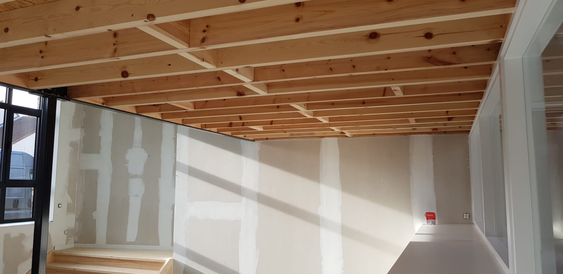 Binnendeuren, trappen, tussenvloeren en meubilair kleuterschool Waanrode - Vrago Interieur