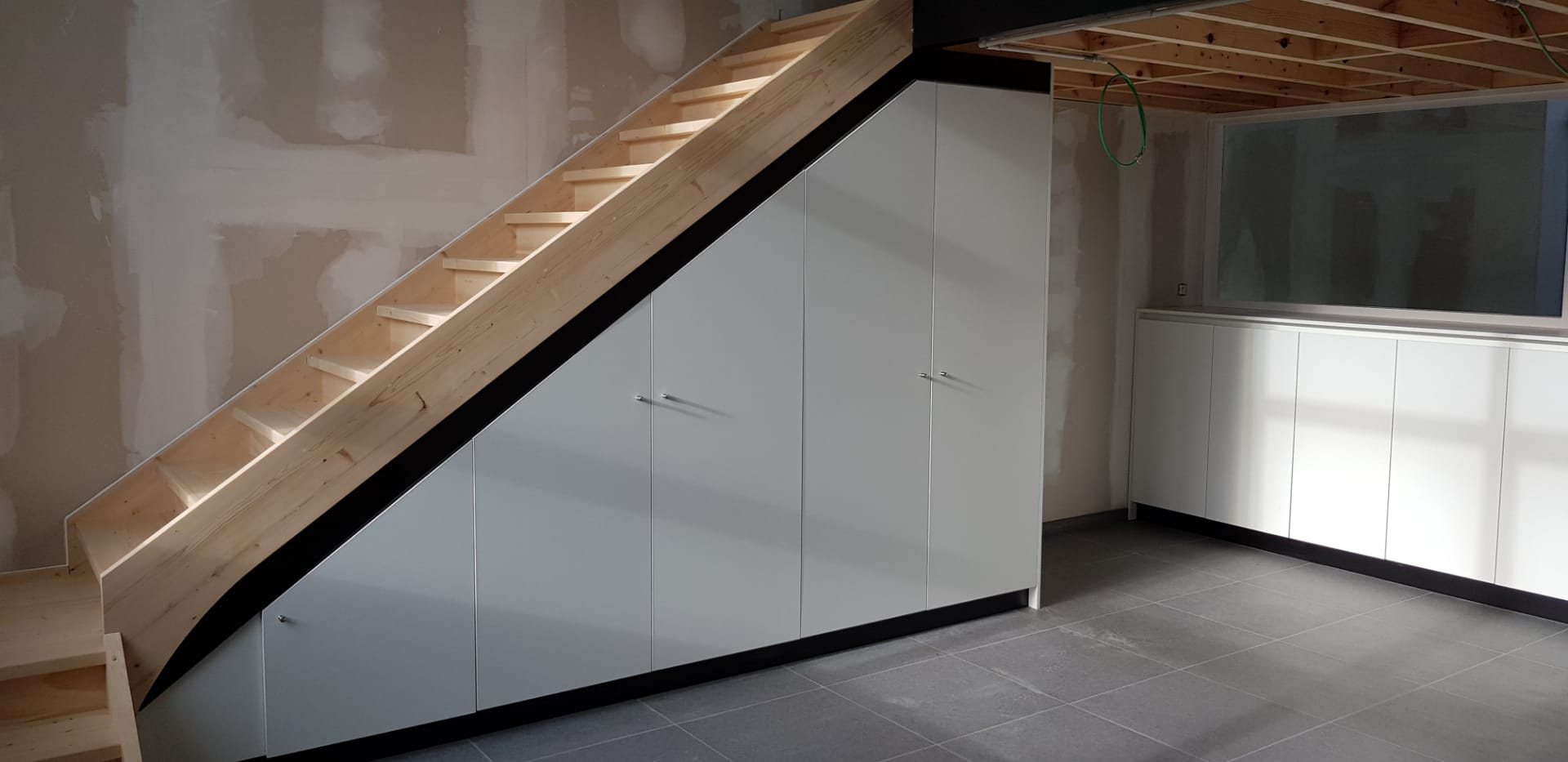 Binnendeuren, trappen, tussenvloeren en meubilair kleuterschool Waanrode - Vrago Interieur