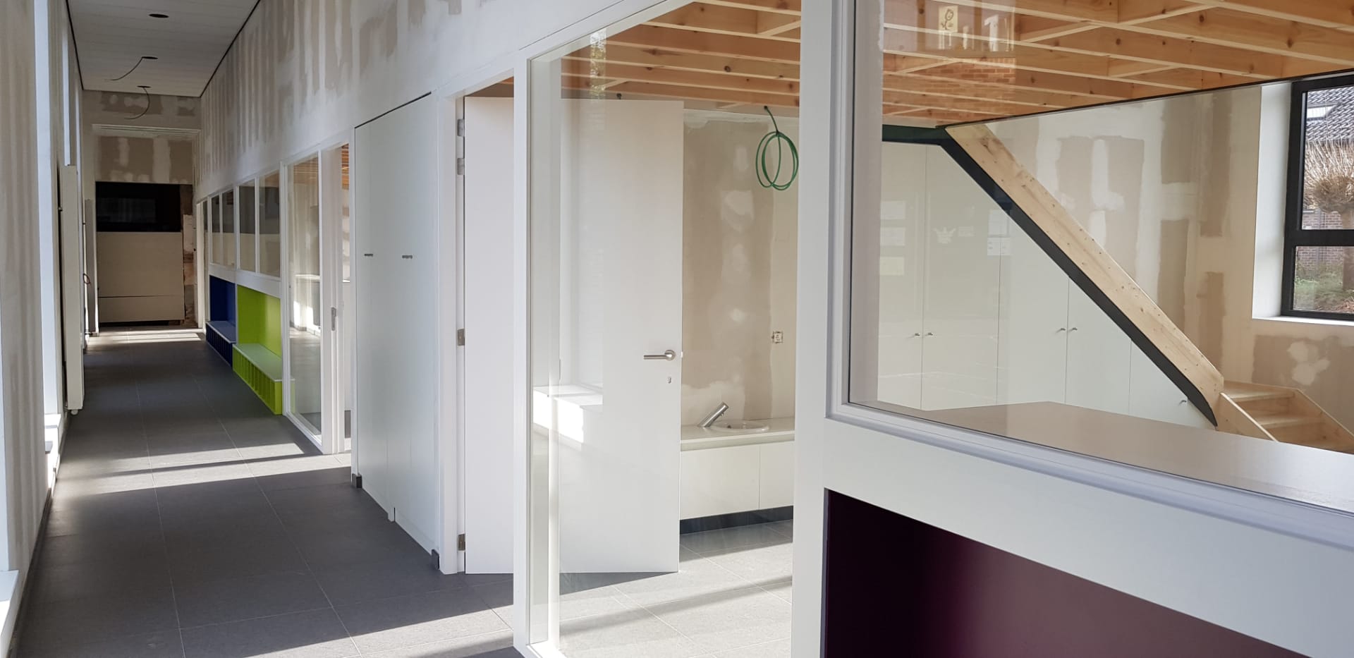 Binnendeuren, trappen, tussenvloeren en meubilair kleuterschool Waanrode - Vrago Interieur