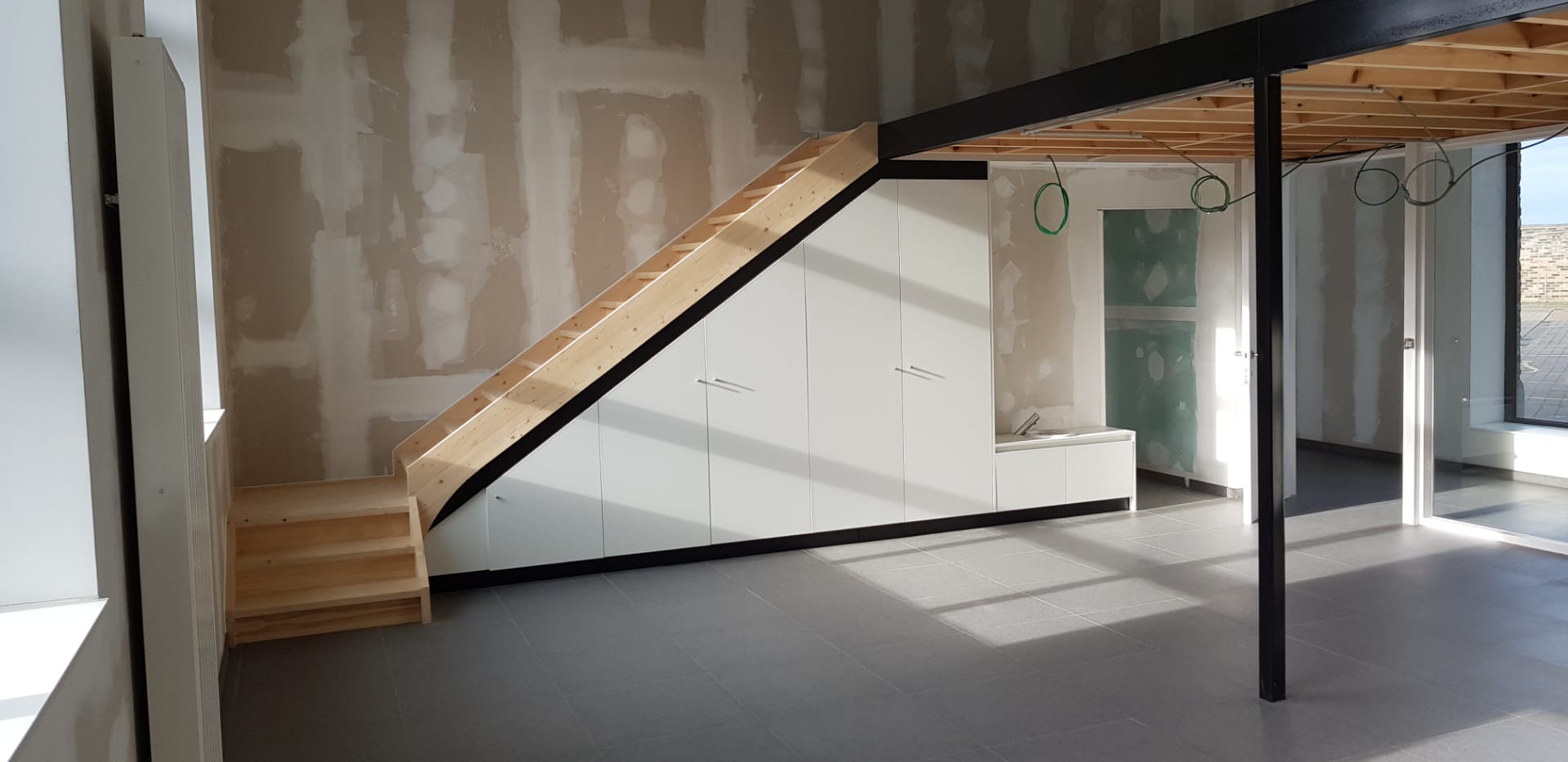 Binnendeuren, trappen, tussenvloeren en meubilair kleuterschool Waanrode - Vrago Interieur