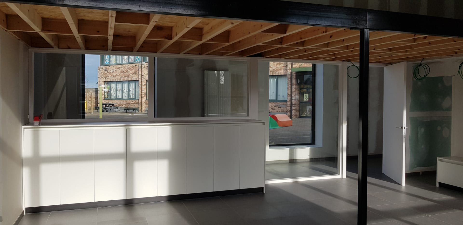 Binnendeuren, trappen, tussenvloeren en meubilair kleuterschool Waanrode - Vrago Interieur