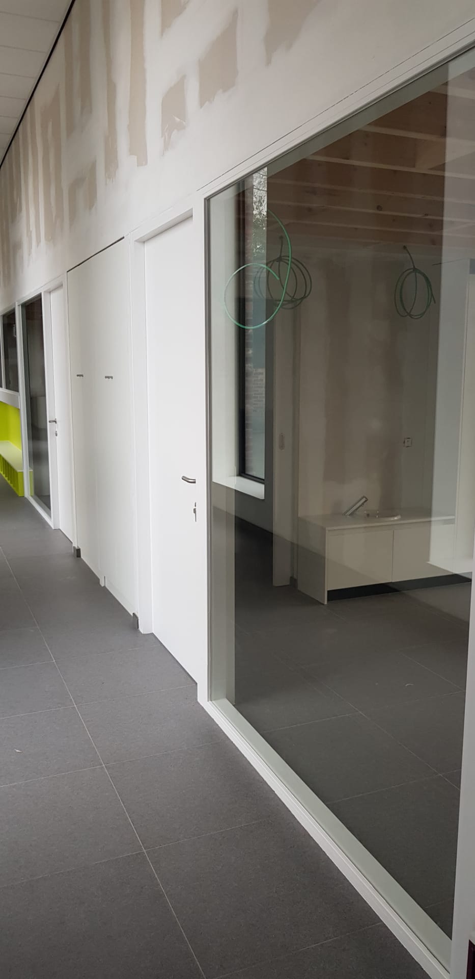 Binnendeuren, trappen, tussenvloeren en meubilair kleuterschool Waanrode - Vrago Interieur