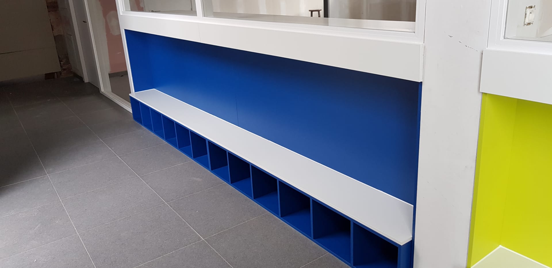 Binnendeuren, trappen, tussenvloeren en meubilair kleuterschool Waanrode - Vrago Interieur