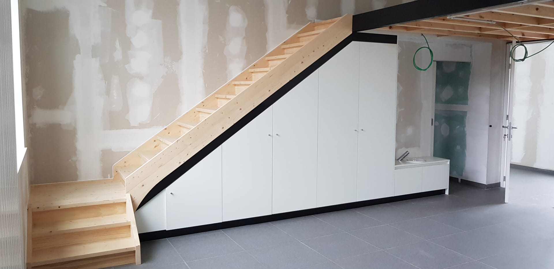 Binnendeuren, trappen, tussenvloeren en meubilair kleuterschool Waanrode - Vrago Interieur