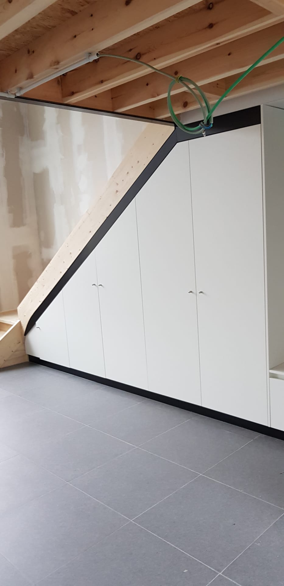 Binnendeuren, trappen, tussenvloeren en meubilair kleuterschool Waanrode - Vrago Interieur