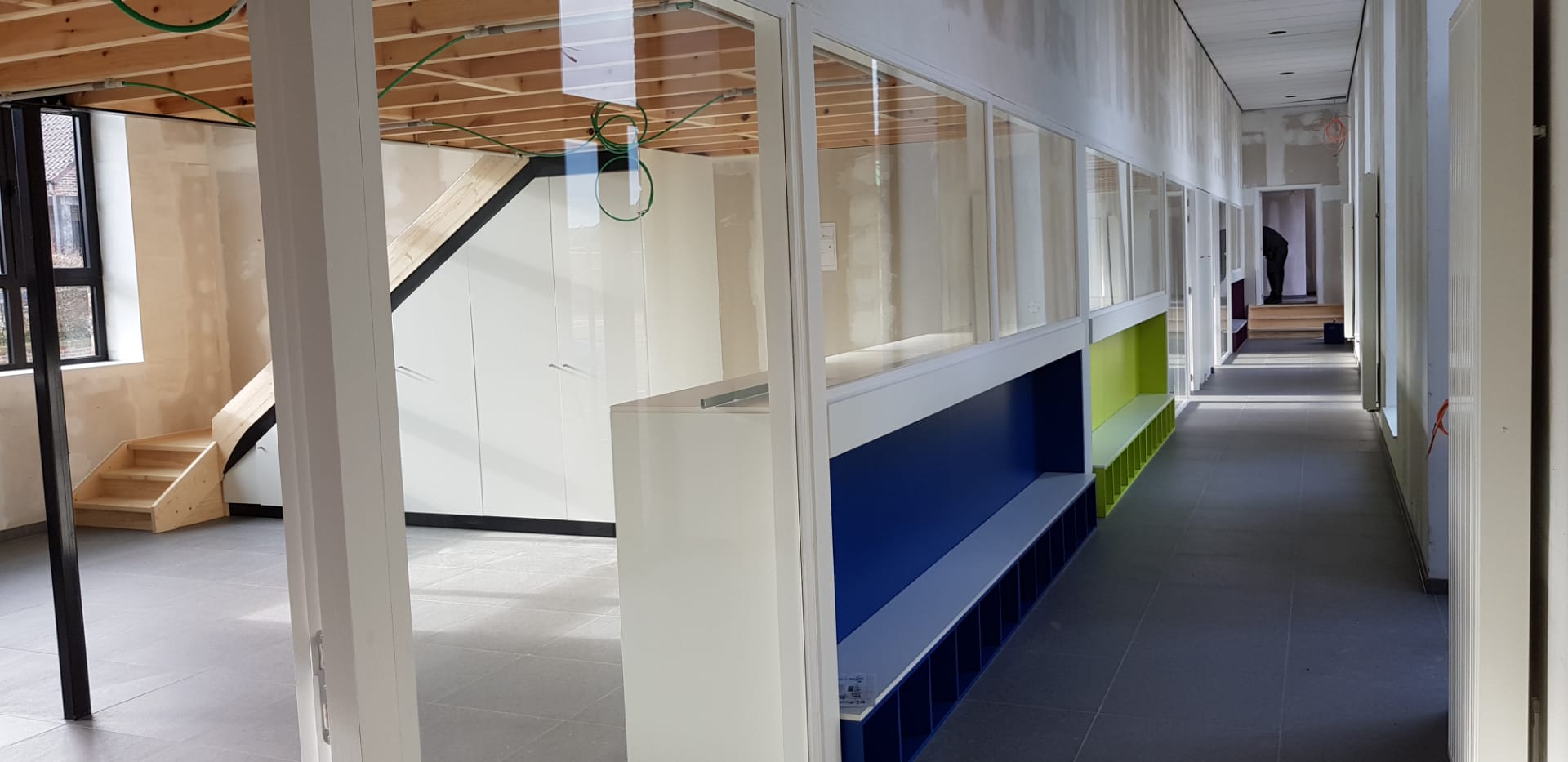 Binnendeuren, trappen, tussenvloeren en meubilair kleuterschool Waanrode - Vrago Interieur