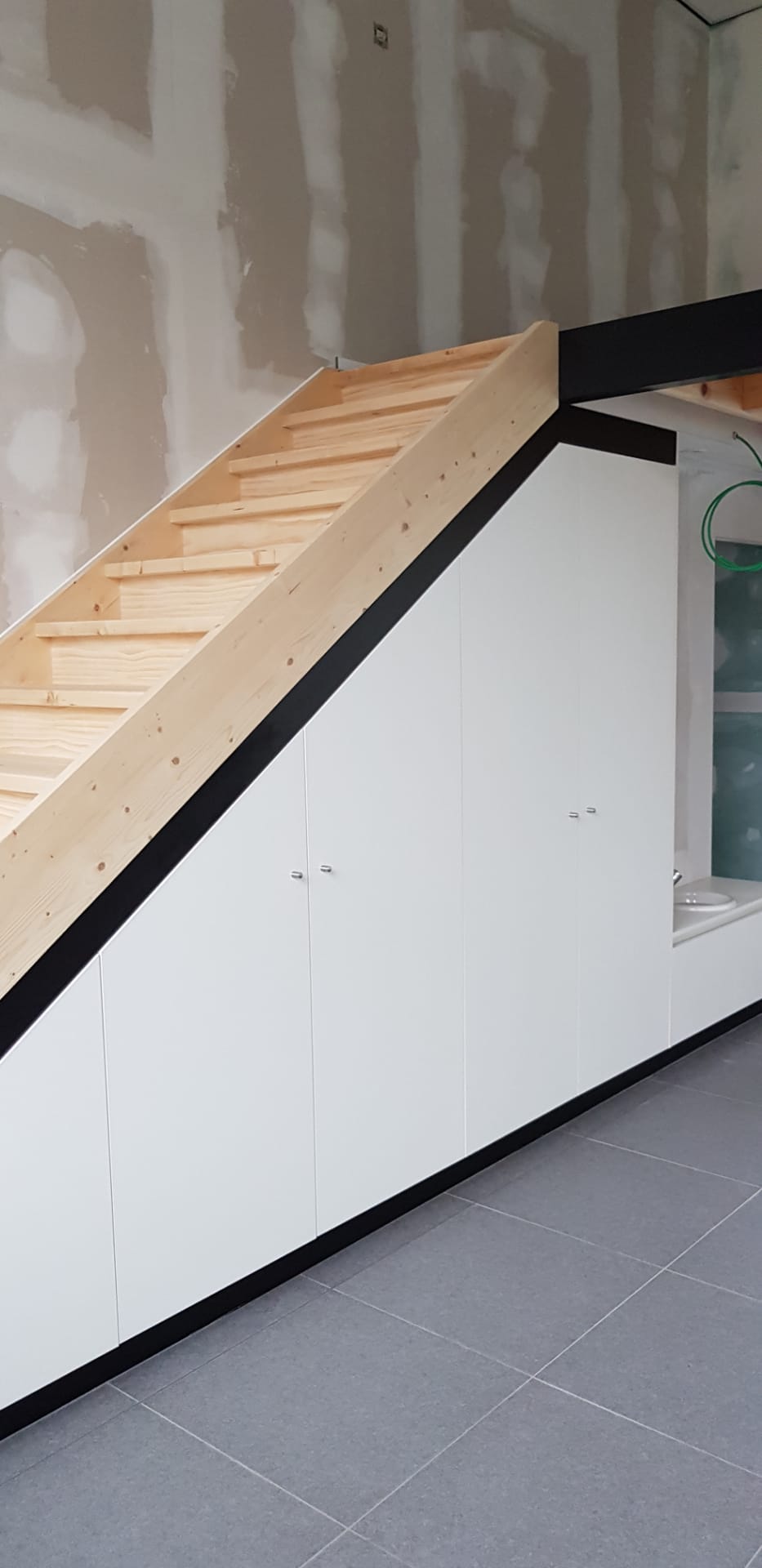 Binnendeuren, trappen, tussenvloeren en meubilair kleuterschool Waanrode - Vrago Interieur