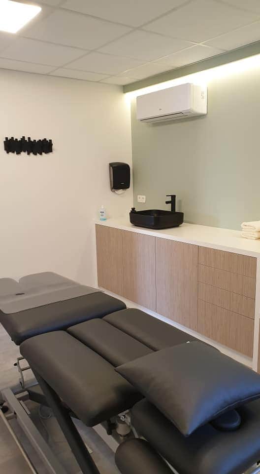 Gyprocwerken, tegelplafonds, binnendeuren meubilair kinepraktijk Heusden-Zolder - Vrago Interieur